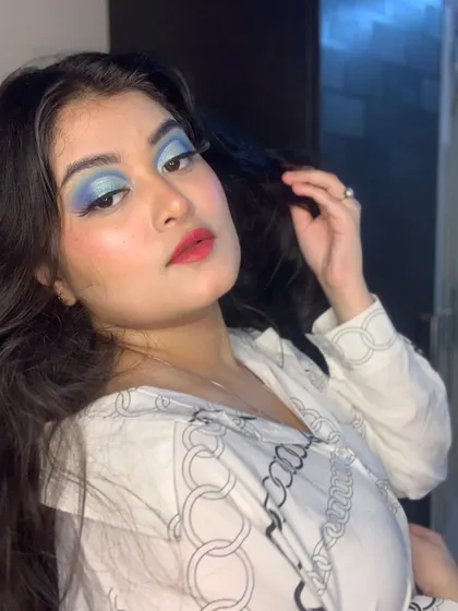 Another angle of the vibrant blue eyeshadow.