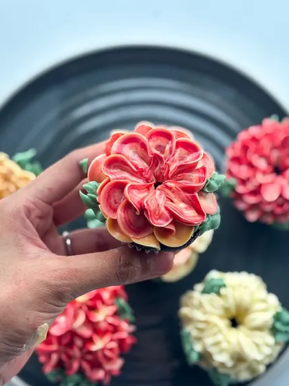 A closer look at my edible floral cupcakes. Each one is a mini work of art, with different flower designs like roses, dahlias, and succulents, all hand-piped with delicious buttercream in a variety of colors.