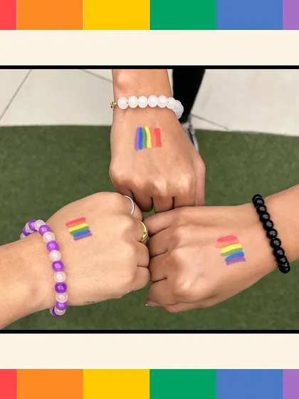 In addition to bracelets, we also offer temporary tattoos as part of our Pride celebrations. Here, employees show their support with rainbow flag tattoos on their hands.