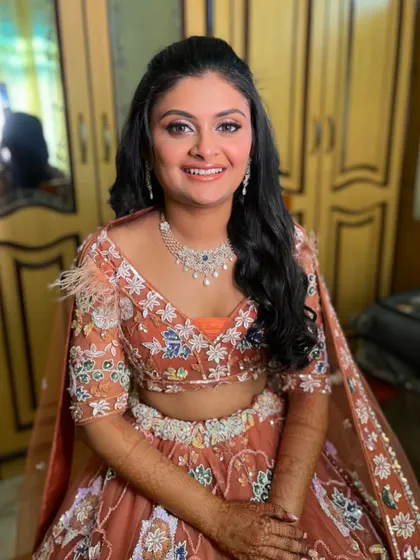 A full glam eye makeup look balanced with soft, dewy skin, the ideal combination for a Sangeet.