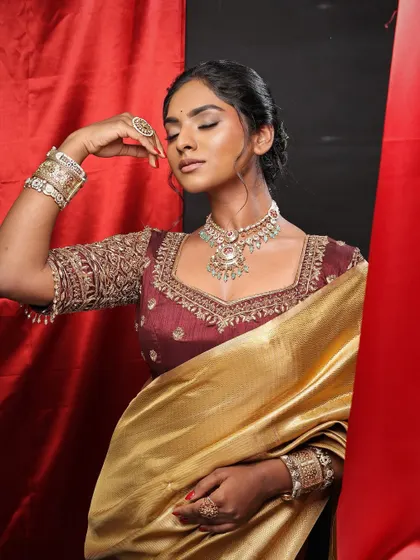 Hazel eyes that tell a story, a glow that needs no filter, and the purity of her skin tone. This look on a deep skin tone is all about celebrating natural beauty.