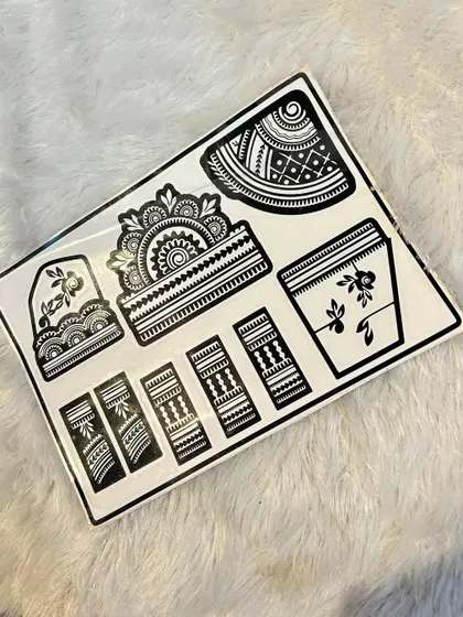 This stencil set is inspired by geometric and architectural Moroccan henna styles. It includes finger bands and a larger cuff-style design, perfect for creating a modern and edgy look.