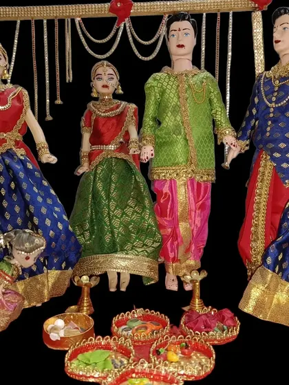 Another example of a wedding doll set, perfect for depicting the entire family during the ceremony.