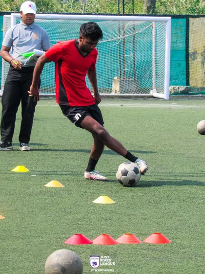 An organizer times a participant during the skills challenge. We manage all side events with the same professionalism as the main tournament.