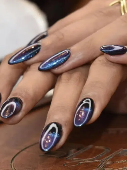A deep, galaxy-inspired cat-eye effect, with shifts of purple and blue for a mesmerizing, cosmic look.