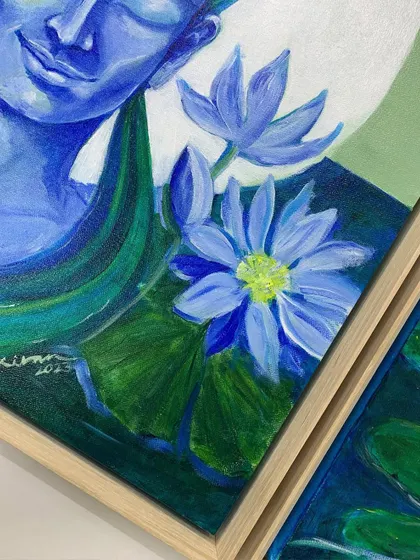 A masterpiece deserves a masterpiece frame. We had the pleasure of framing these two beautiful blue-toned artworks in our light-colored wooden floater frames.