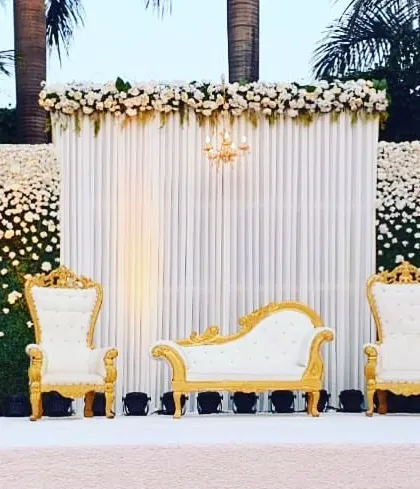 A classic and elegant outdoor reception stage. I used a wall of white flowers as the backdrop, creating a clean, timeless, and luxurious setting for the couple.