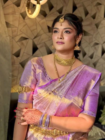 I love creating authentic traditional looks, like this South Indian bridal makeup. I focus on every detail, from the classic gold jewelry and Kanjivaram saree to the radiant, long-lasting makeup that respects tradition.