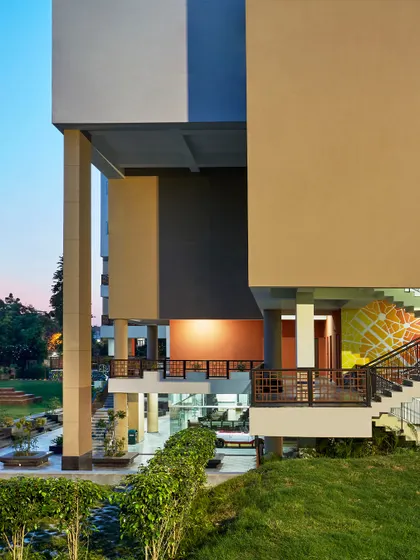 At the Sushant School of Design & Architecture, open green courts and shaded stilted zones act as active cooling devices. The landscape enables natural evaporative cooling, keeping internal temperatures comfortable even when it is 47°C outside, without air conditioning.