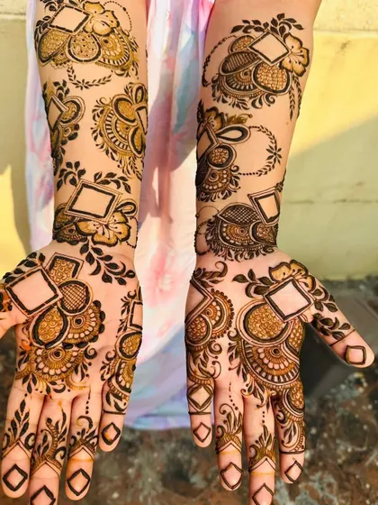A modern Dubai-style mehendi design. This pattern uses geometric shapes and floral elements with plenty of open space for a bold, graphic look.