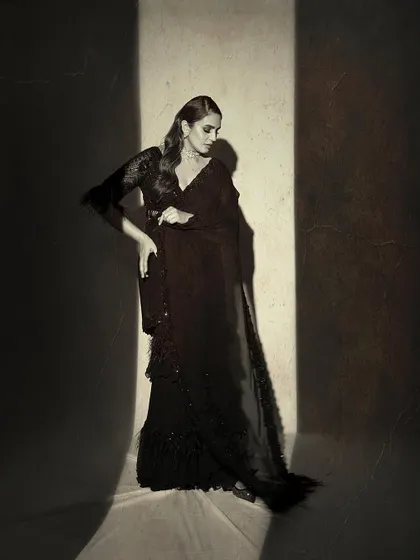 Noir elegance. Huma Qureshi in a stunning black textured saree for a tribute event, proving that classic glamour is always in style.