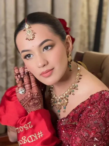 Another angle of Simran's simple yet stunning bridal makeup. Her skin is glowing, and the winged liner perfectly defines her eyes.