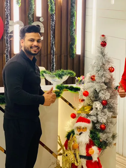 Thumbs up all around. Our trainer and a member give their approval of the festive vibes and great workouts.