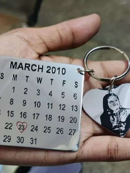 This unique keychain features a calendar with a special date circled and a heart-shaped photo charm. It's a beautiful way to commemorate an anniversary or birthday.