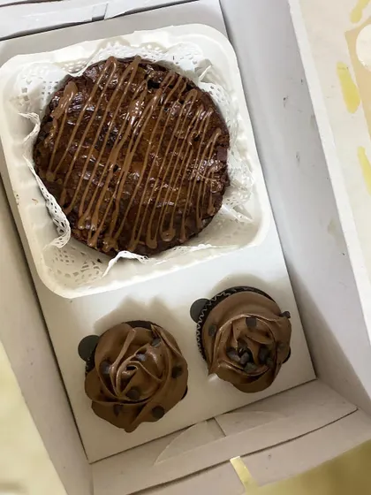 The perfect combo for when you can't decide. This gift box features our signature fudgy brownie drizzled with chocolate alongside two rich chocolate chip cupcakes.