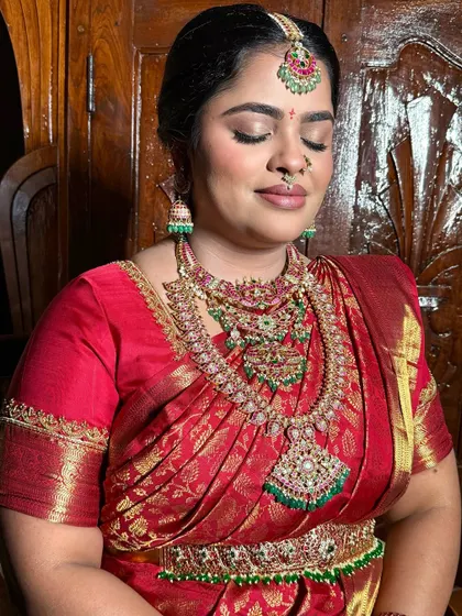 Another shot of Apoorva's unforgettable bridal look. The makeup is perfectly balanced with her heavy traditional jewellery and bright red saree.