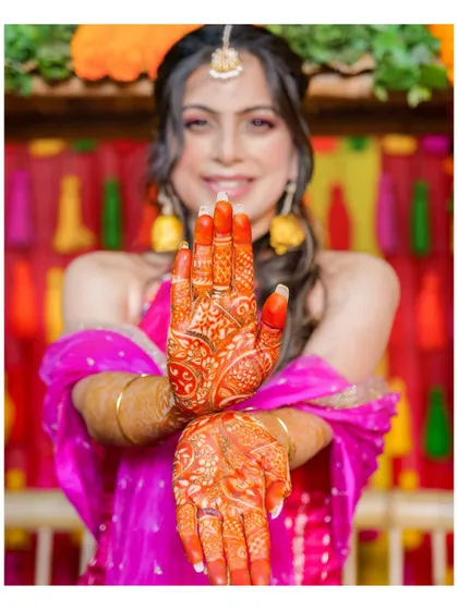 A close-up shot showcasing the bride's intricate Mehendi design. We pay close attention to these beautiful details, as they are an essential part of the bridal story.