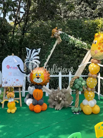 Our playful jungle-themed setup at the Jungly Wellness Festival, complete with balloon animals and a custom welcome sign.