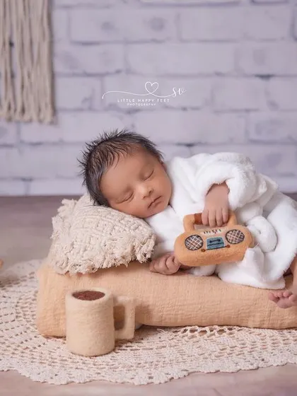 Good morning! This little one is enjoying a slow morning with his mini radio and coffee cup. The boho-chic details make this setup feel warm and inviting.