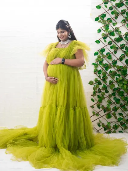 This light green tulle gown is a fresh and beautiful option for an indoor or outdoor maternity photoshoot.