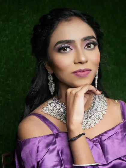 This model is wearing a beautiful American diamond set with her purple gown. It's a great example of how to style modern jewellery.