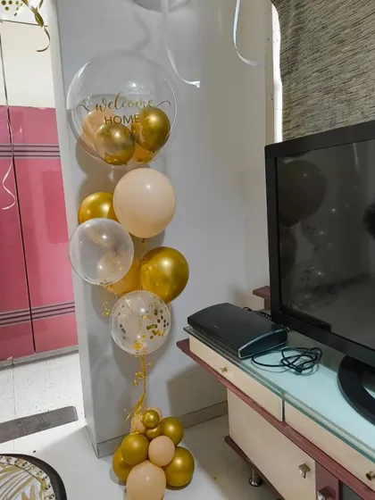 A simple balloon arrangement to welcome someone home. This bunch in gold and pastel tones is perfect for adding a festive touch to your living room.