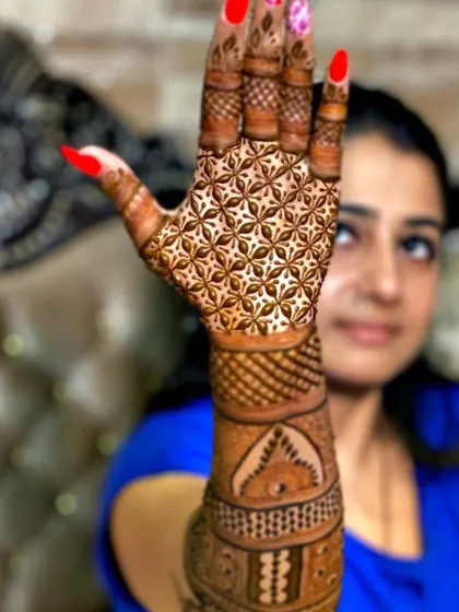 A classic full-coverage back-of-hand design. The 'jaal' or net pattern is perfectly executed, creating a timeless and elegant look for any bride or festive celebration.