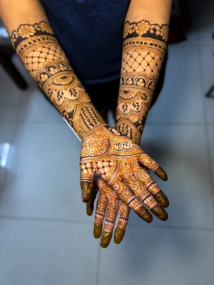 The same design with the henna paste freshly applied, showing the dark, rich color of my organic cones.