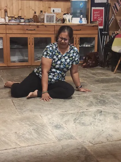 A participant in a moment of physical exploration during a workshop. We learn to use our entire body as an instrument for storytelling, moving beyond just vocal delivery.