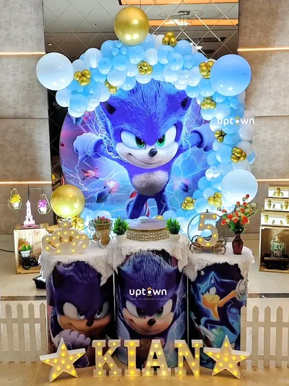 The full setup for the Sonic party, showing the character cutouts and light-up name.