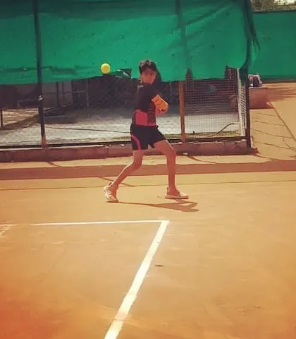 A junior player prepares to hit a backhand during a UTR Tour match.