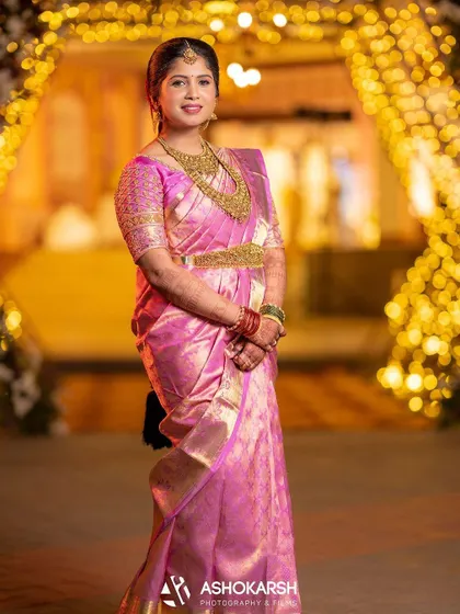 Elegance personified. This bride chose an extravagant design, and she looks absolutely out of this world in her pink silk saree.