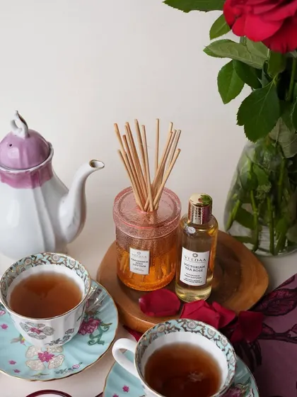 Elevate your afternoon tea with the timeless elegance of our Sweet & Truly Rose reed diffuser. The delicate, classic rose fragrance fills the air, creating a sophisticated and charming atmosphere.