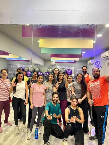 Meet the best Bhangra crew. A group photo showcasing the amazing team spirit and fun we have in our Bhangra classes. Join us to be a part of it.