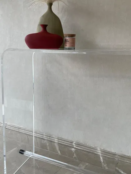 Another detail of the acrylic console, highlighting the clarity of the material and the precision of its construction. This piece is an example of our work with plexiglass and minimal furniture design.