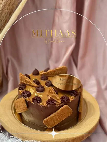 Experience the perfect harmony of Lotus Biscoff and chocolate. This anniversary cake is generously decorated with Biscoff cookies and piped frosting, a true indulgence for Biscoff lovers.