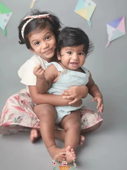 A big hug for baby brother. I always make sure older siblings feel special and included during the photoshoot. These happy sibling portraits are the wonderful result.