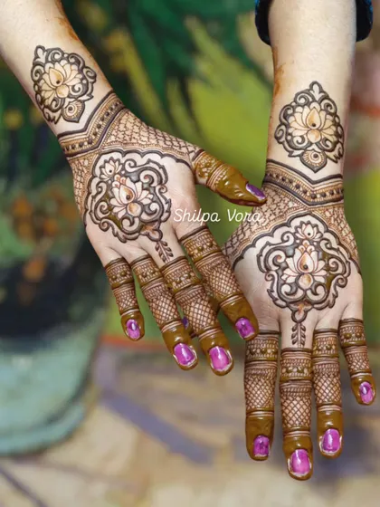 A beautiful lotus-themed design, with bold central motifs and delicate net patterns on the fingers.