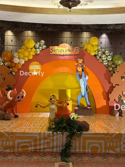 The full stage setup with all the beloved Lion King characters, creating a truly cinematic experience for the birthday boy.