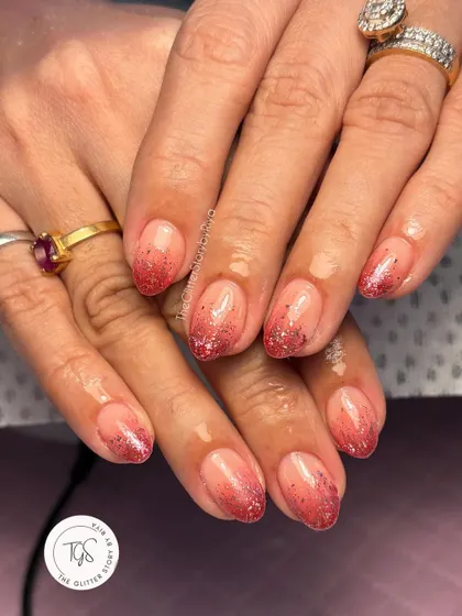 A beautiful and simple glitter ombré. This set features a nude base with a soft fade of reddish-pink glitter from the tips, perfect for any festive occasion.