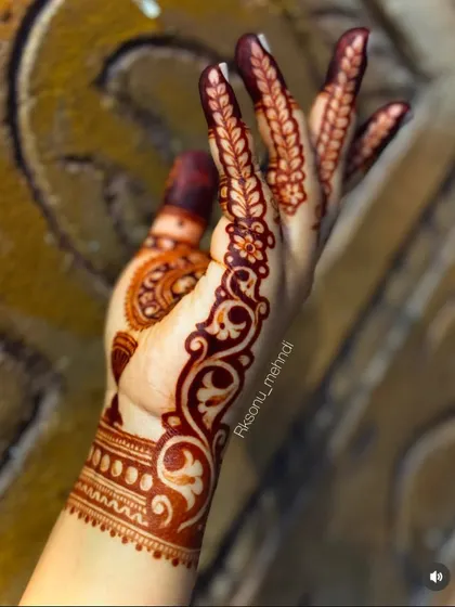 A close-up look at the beautiful maroon stain from one of my designs. You can see how the color has developed evenly, highlighting the fine lines and details of the artwork.