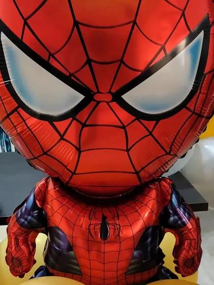 A close-up of the large, character-shaped Spiderman foil balloon that serves as a central point for the decoration.