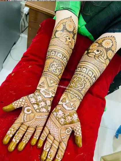 This design showcases bold peacock figures on the forearms, with delicate lotus patterns on the palms, creating a balanced and artistic look.