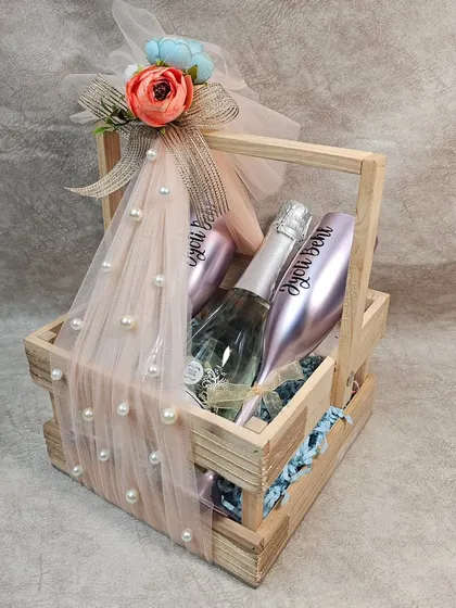 Another angle of our anniversary celebration hamper, perfect for toasting to unforgettable memories.