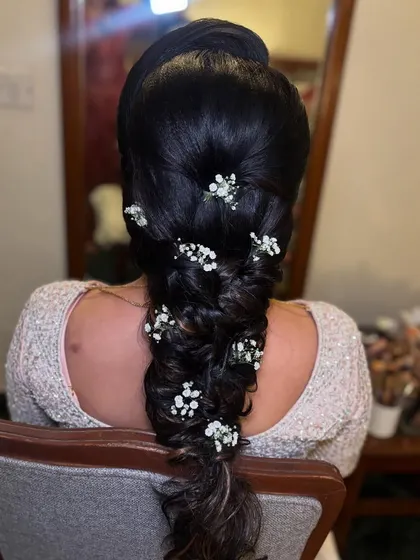 A textured pull-through braid interspersed with delicate baby's breath, creating a soft and intricate look.