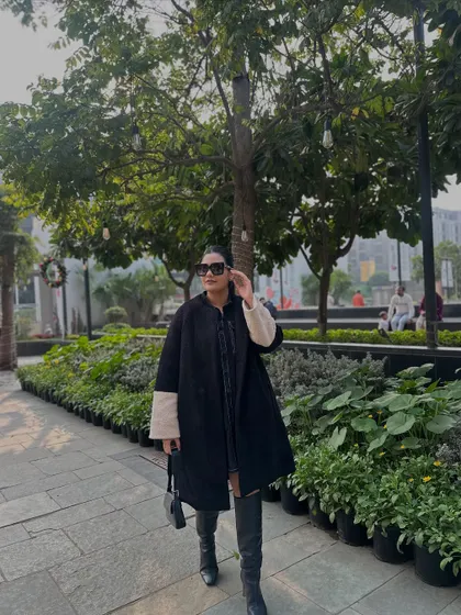 A final pose in this chic and warm winter ensemble.