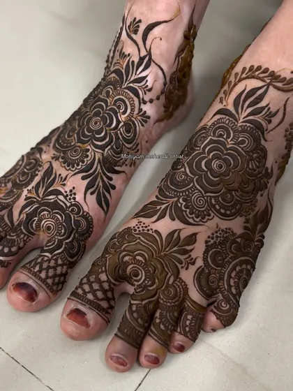 A beautiful Dubai-style leg design with floral patches and intricate details.