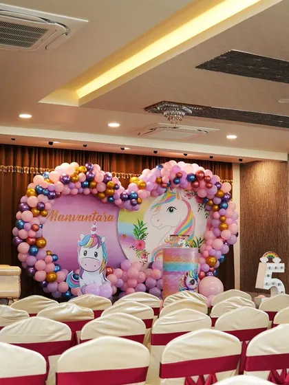 We created this grand unicorn theme for Manvantara's 5th birthday. The heart-shaped balloon backdrop was a showstopper, complete with unicorn foil balloons and a themed pedestal for the cake.