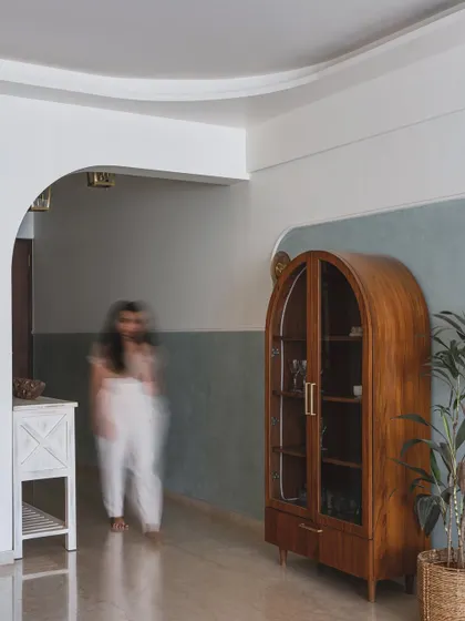 A Home rooted in tradition and timeless elegance. In a concrete jungle that never sleeps, our clients wanted a home that exudes tranquility and tradition. We thus created a space that has traditional details woven in seamlessly with modern features that blend comfort and tranquillity,’ rooted in tradition and timeless elegance. Our emphasis on the connection to nature and traditional elements shone a spotlight on using natural materials like wood, veneers, cementous textures to bring the earthy feel. Since these materials can bring so much warmth and cosiness to the space, they allow the home to become a peaceful sanctuary for the residents. Swipe for before ➡️