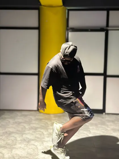 Only I decide my vibe. A moment of freestyle in the studio. 💫